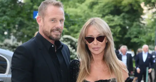 Rinke Rooyens i jego partnerka na wydarzeniu. Majątek Rinke Rooyensa jest imponujący, a para wygląda na szczęśliwą.