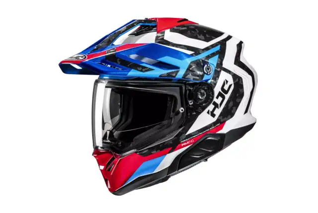 Kask motocyklowy HJC z wizjerem, w kolorach białym, czerwonym i niebieskim, z czarnym wzorem imitującym włókno węglowe. Sprawdź hjc rozmiarówka.