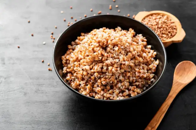 Z czym jeść kaszę gryczaną? Smaczne pomysły na zdrowe dania