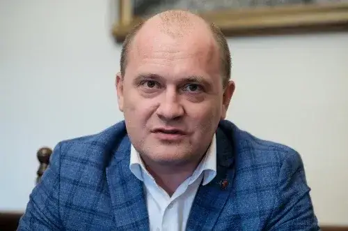 Kto jest prezydentem Szczecina? Poznaj Piotra Krzystka i jego osiągnięcia