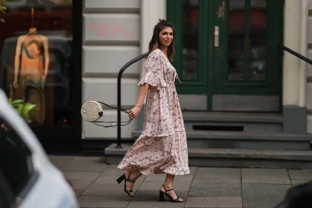 Sukienki retro na lato - odkryj stylowe modele, które zachwycają