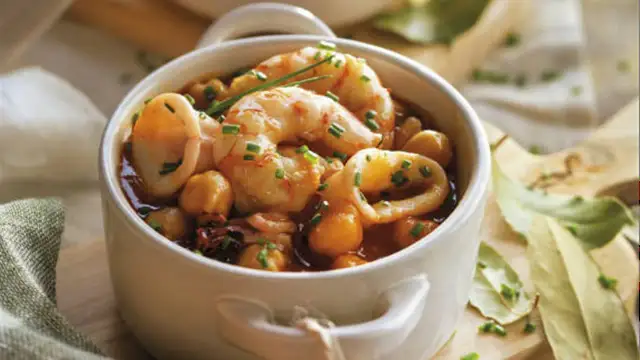Receta fácil de garbanzos con gambas y calamares que sorprenderá