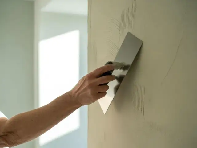 Tynk dekoracyjny w przedpokoju: Poradnik DIY krok po kroku