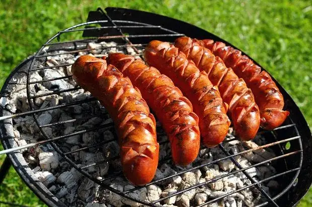 Kiełbasa z grilla w ciąży: Tak czy nie? Poznaj zasady bezpieczeństwa