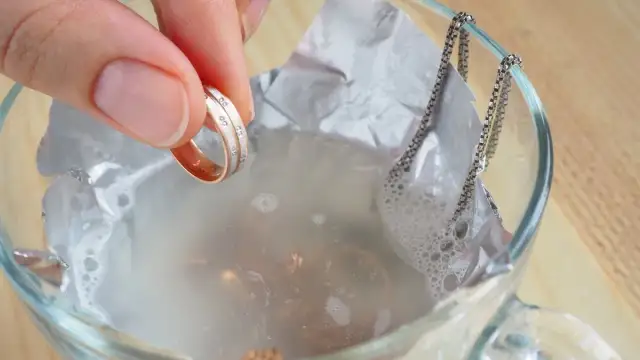 Czyszczenie srebra colą: Skuteczny sposób czy ryzyko?