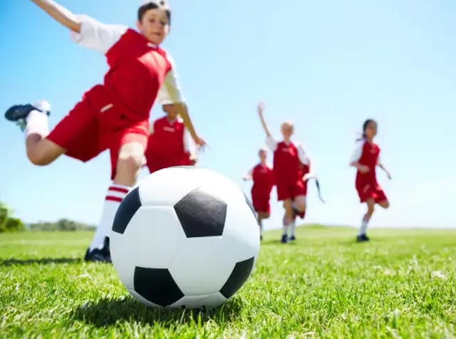 Dlaczego warto grać w piłkę nożną? Odkryj korzyści dla zdrowia i relacji