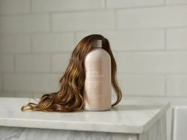 Jaki szampon do włosów niskoporowatych? Oto produkty, które działają