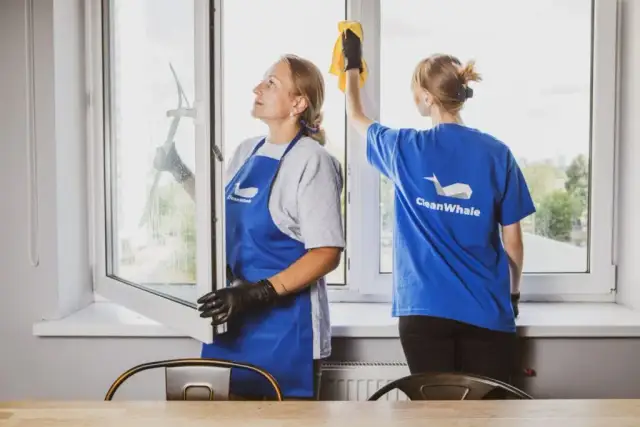 Skuteczne sposoby na to, czym odtłuścić okno i uniknąć smug