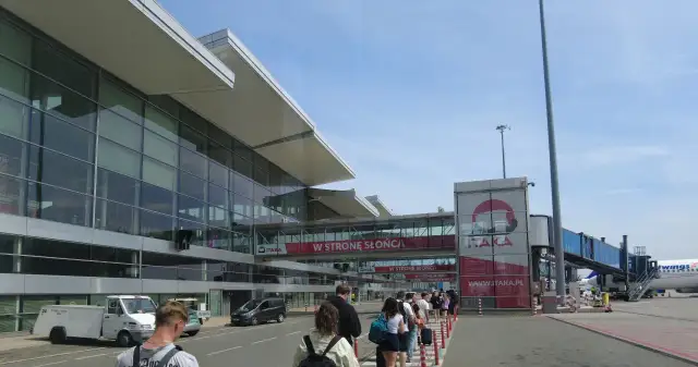 Co to jest gate na lotnisku i jak uniknąć stresu przed lotem