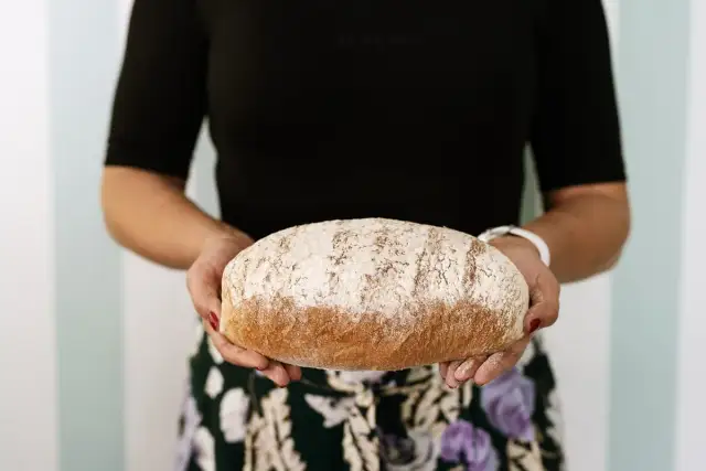 Ile kalorii ma kromka chleba razowego? Sprawdź fakty!