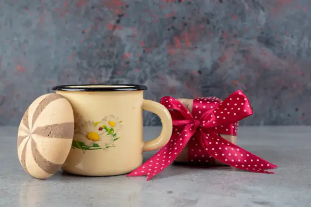 Jak zapakować filiżanki na prezent, by zachwyciły obdarowanego
