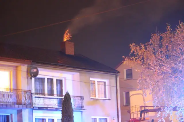Iskry z komina: Przyczyny, zagrożenia i jak to ugasić?