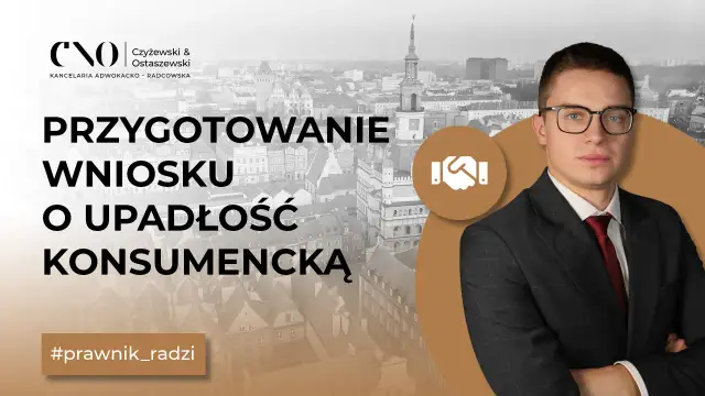 Mężczyzna w garniturze i okularach, obok napis "Przygotowanie wniosku o upadłość konsumencką". Dowiedz się, na czym polega upadłość konsumencka.