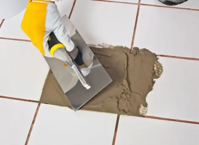 Jak skutecznie zamaskować dziury w kafelkach i uniknąć kosztownych napraw