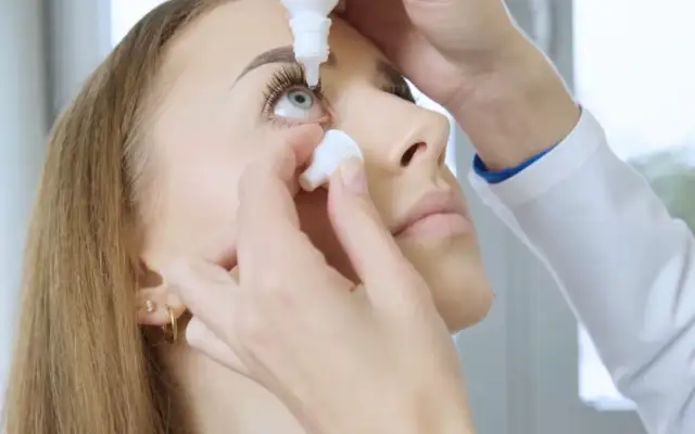 Zakraplanie oczu u okulisty: Po co? Wszystko o badaniu po kroplach