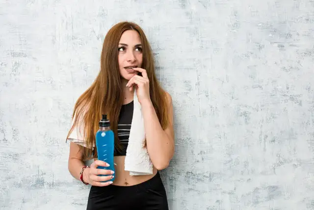 Co pić na treningu? Woda, izotonik czy BCAA poznaj zasady