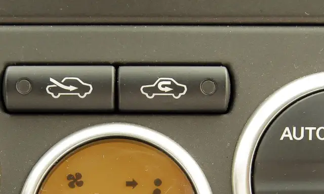 Jak włączyć obieg zamknięty w aucie? Kiedy używać i unikać