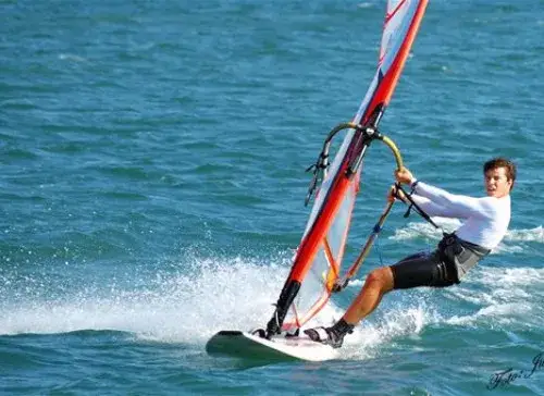 Windsurfing Chorwacja: Gdzie złapiesz najlepszy wiatr? Przewodnik