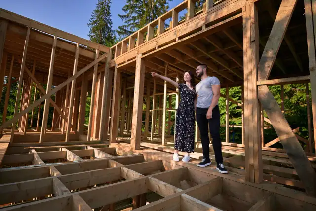 Para młoda planuje swój wymarzony dom. Zastanawiają się, ile kosztuje budowa domu szkieletowego 70m2, patrząc na konstrukcję.