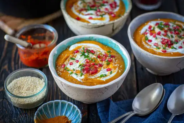 Czym doprawić zupę krem z dyni? Sprawdź najlepsze przyprawy i triki na idealny smak!