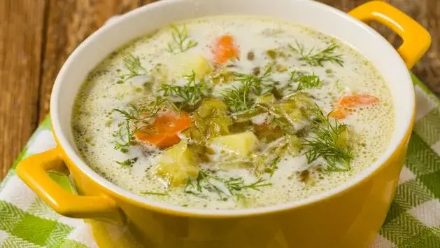 Jak idealnie zabielić zupę śmietaną? Uniknij zwarzenia!