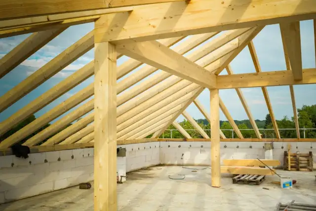 Strop drewniany czy betonowy? Koszty, czas budowy i komfort.
