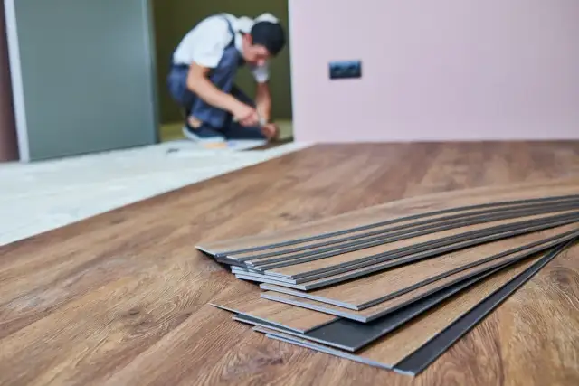 Ile trwa montaż paneli podłogowych? Zaskakujące czynniki wpływające na czas