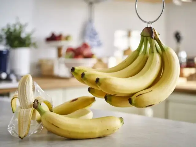 Czy banany można trzymać w lodówce? Prawda o czarnej skórce!