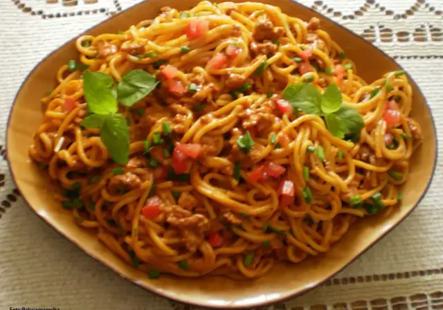 Spaghetti bolognese – prosty przepis. Aromatyczny sos mięsny z pomidorami i bazylią na złocistym makaronie.