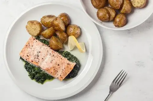 Jak przyrządzić łososia na obiad - proste przepisy i porady kulinarne