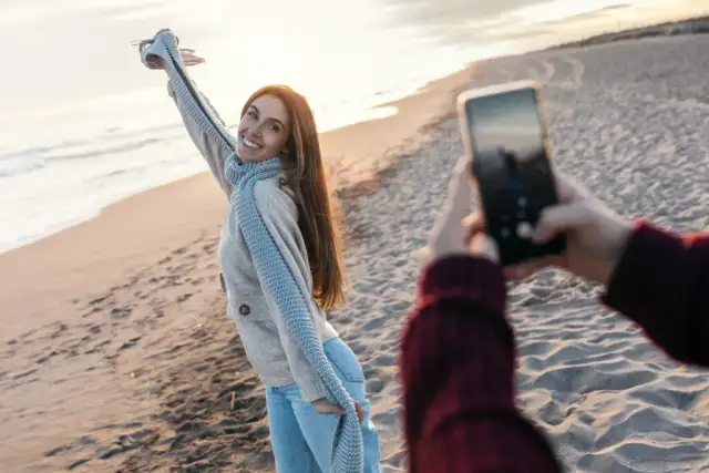 Jak pozować do zdjęć nad morzem, by wyglądać olśniewająco?