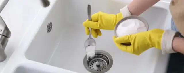 Zatkany zlew? Udrożnij go sam! Sprawdzone metody eksperta