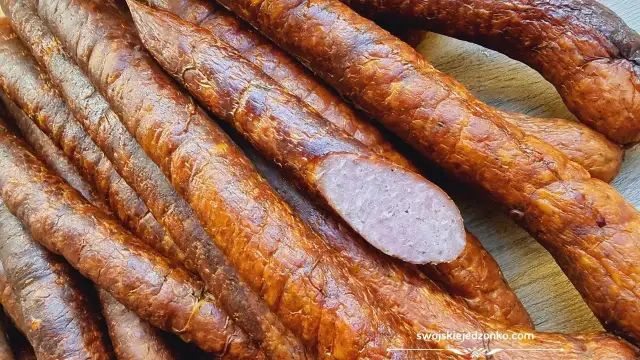 Domowa kiełbasa wędzona: Przepis krok po kroku na idealny smak
