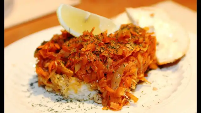 Jak się robi rybę po grecku - prosty przepis na pyszne danie