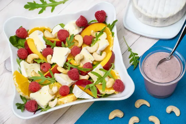 Ile kalorii ma sałatka owocowa? Sprawdź, co wpływa na kaloryczność