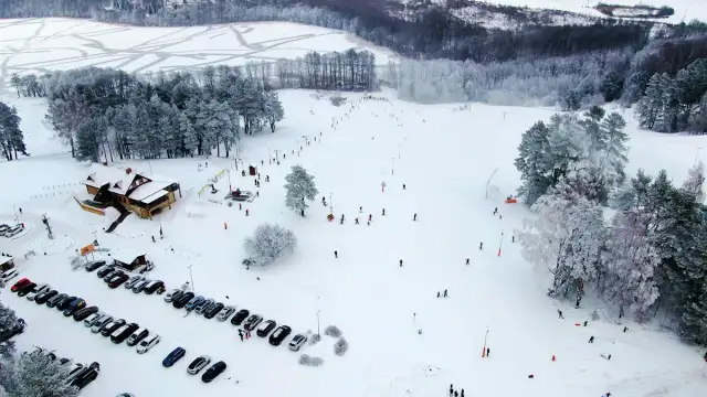 Stok ośrodek narciarski: idealne miejsce na zimowe przygody dla rodzin