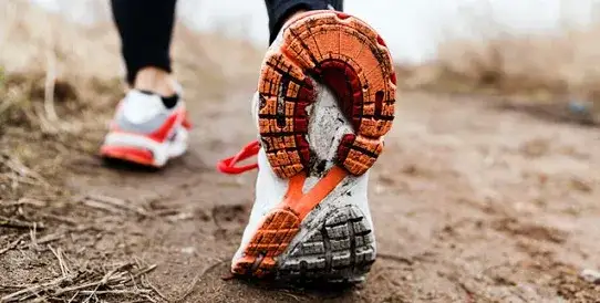 Czy buty do biegania powinny być większe, aby uniknąć kontuzji?