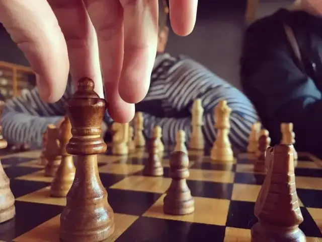 Ile pól ma szachownica? Zaskakująca prawda o 204 kwadratach