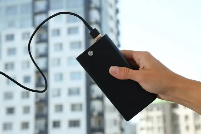 Jak naładować laptopa powerbankiem? Poradnik Patryka Brzezińskiego