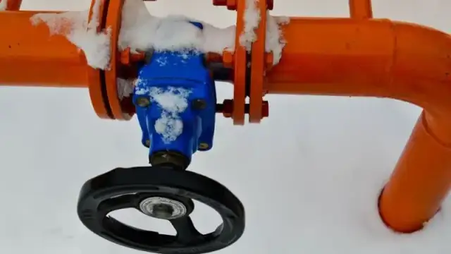 Rury zamarzły? Sprawdź, jak je chronić i bezpiecznie rozmrozić!