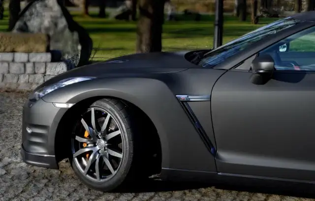 Ile kosztuje oklejenie samochodu czarny mat? Sprawdź ceny i porady