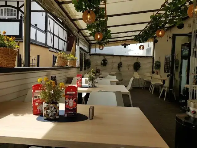 Gdzie zjeść w Mielnie? Odkryj najlepsze smaki i uniknij pułapek.