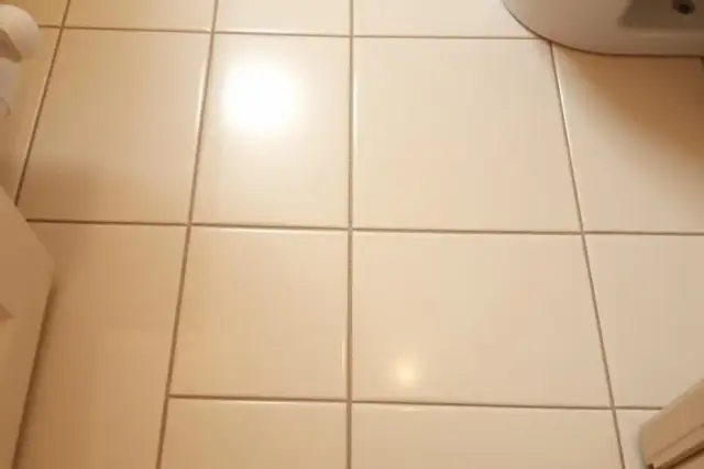 Ile kosztuje położenie płytek w małej łazience: pełna analiza kosztów