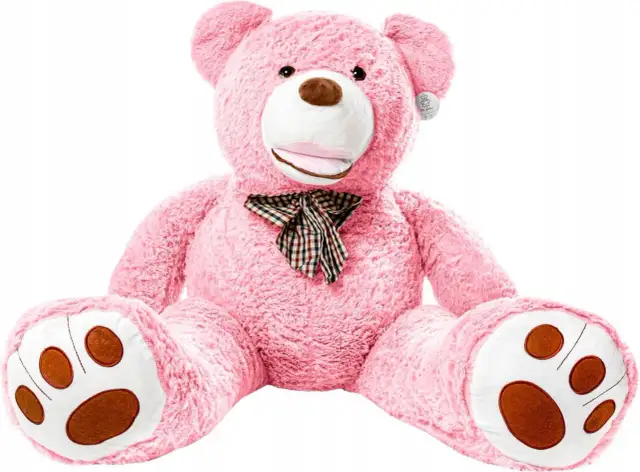 Duży, różowy pluszowy miś z kokardką w kratkę, siedzący na białym tle.