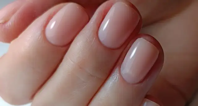 Bezpieczny manicure: jak wybrać metody, które nie niszczą paznokci