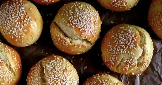 Jak podgrzać bułki do hamburgerów, by były chrupiące i pyszne