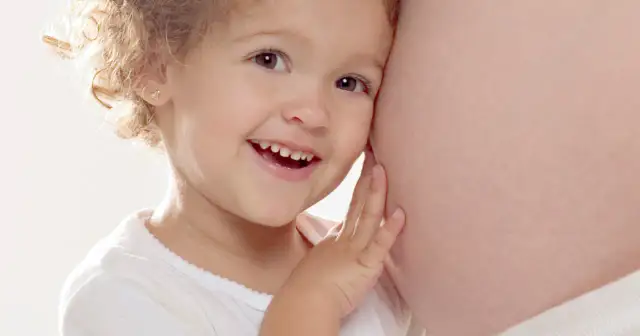 Pierwsze ruchy bliźniąt: Kiedy poczujesz i jak je prawidłowo odczytać?