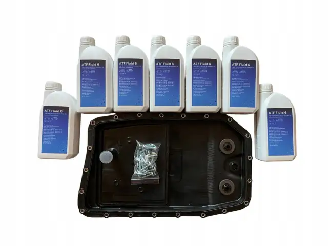 Butelki z płynem ATF i miska olejowa skrzyni biegów.