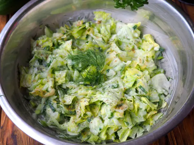 Jak zrobić surówkę z sałaty lodowej w 10 minut - prosta i zdrowa opcja