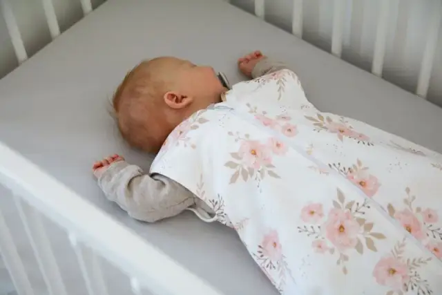 Jak kłaść niemowlaka do spania? Bezpieczny sen krok po kroku